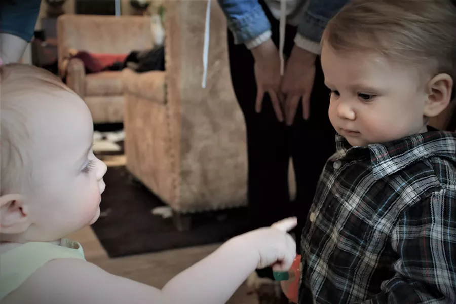 "I know your name!" says local little one Novalie Anderson to Kai Sabadin. - DANIELLE MEYERS