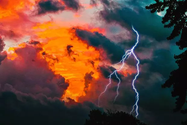 Things were electric above Pilot Butte this week! Shot by @ivypnw. Tag @sourceweekly on Instagram to get featured in Lightmeter. - @IVYPNW