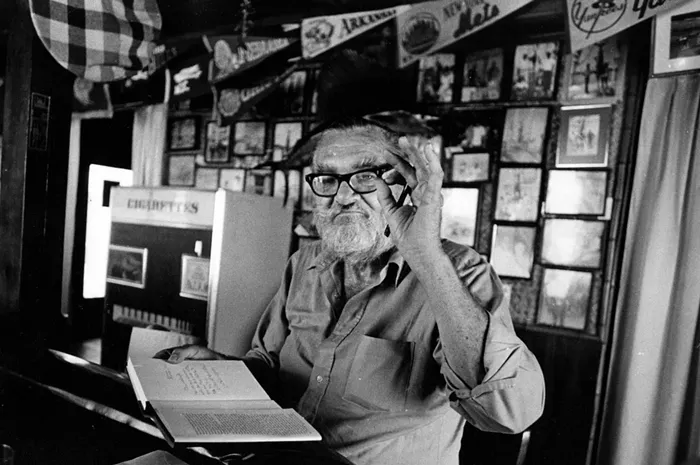 Les Hemingway signs copies of his book My Brother, Ernest Hemingway at Brown's Hotel in Bimini in 1981. - COURTESY OF THE SOUTH FLORIDA SUN SENTINEL