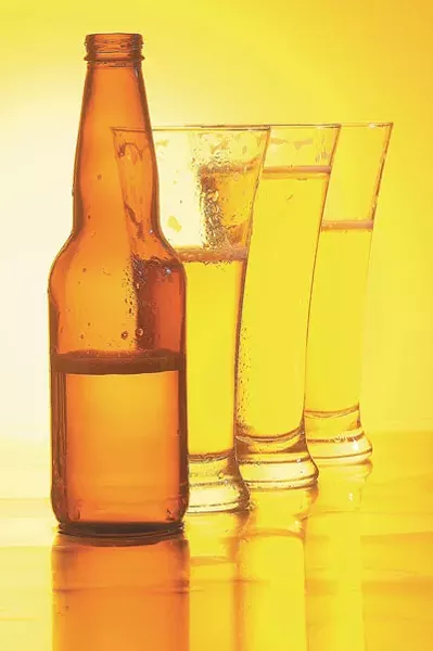 9 Scamming free drinks off friends - PHOTOS.COM