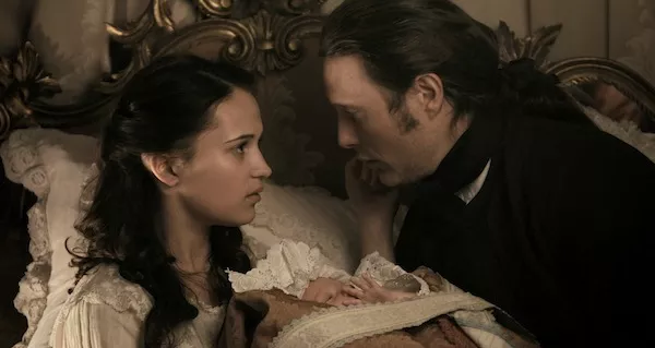 Alicia Vikander and Mads Mikkelsen in A Royal Affair (Photo: Magnolia)