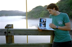 NEAL PRESTON / PARAMOUNT - BRIDGE OVER TROUBLED WATER Drew Baylor (Orlando Bloom) embarks on a lengthy road trip to clear his head in Elizabethtown
