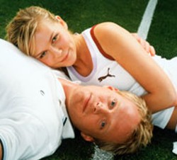 COLIN BELL / UNIVERSAL - COURTING OFF THE COURT Tennis stars Kirsten - Dunst and Paul Bettany score in Wimbledon