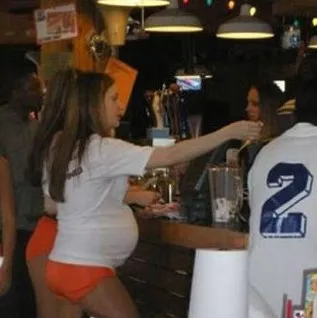 hooter-preggo-girl