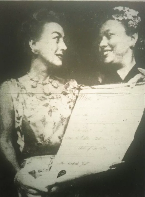 Joan Crawford, left,receiving an award from a member of Charlotte society in the late 1950s.