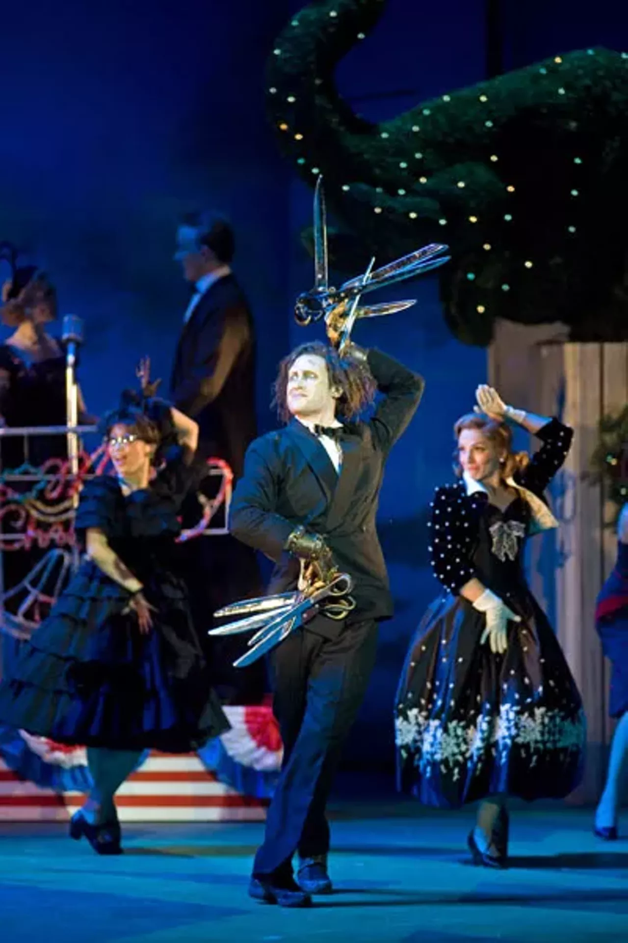 Представление сегодня в москве. Селфи в театре оперетта. Театрализованное представление. С днем города москва. Москва днем.