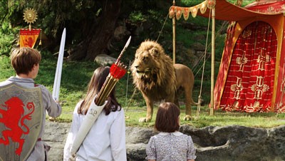 THE LION KING: The Pevensie children prove to be loyal subjects to Aslan in The Chronicles of Narnia: The Lion, the Witch and the Wardrobe (Photo: Disney / Walden)