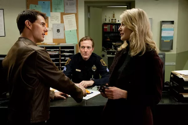 Tom Cruise, Lee Child (the author of the Jack Reacher novels in a cameo) and Rosamund Pike (Photo: Paramount)