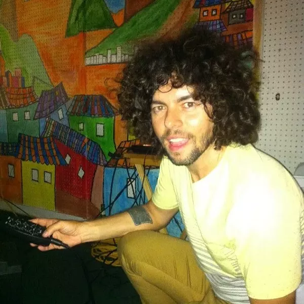 Blackburn keeps the polyrhythms in Chócala.