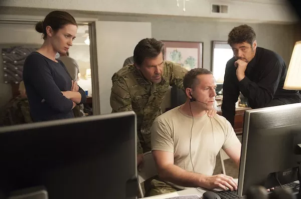 Emily Blunt, Josh Brolin (back center) and Benicio Del Toro (back right) in Sicario (Photo: Lionsgate)
