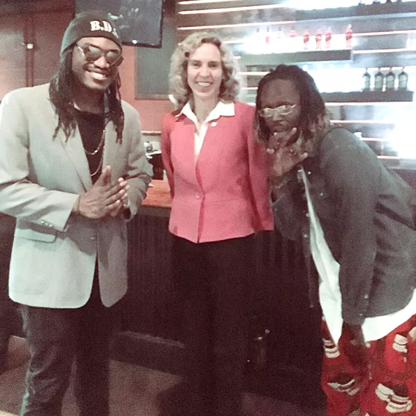 Kizzy (left) and Tizzy get Th3 Mayor Jennifer Roberts Higher. (Photo by Black Linen)