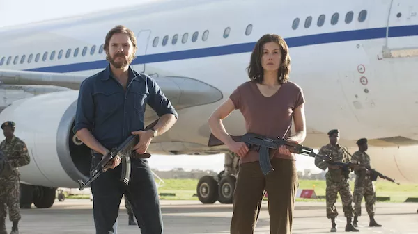 Daniel Brühl and Rosamund Pike in 7 Days in Entebbe (Photo: Focus Features)