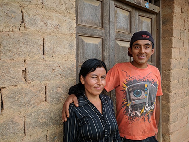 Peruvian coffee farmer Rosa Lloclla and son Norberto. (Photo by Nahun Rodriguez)
