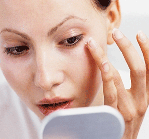 woman-applying-eye-cream