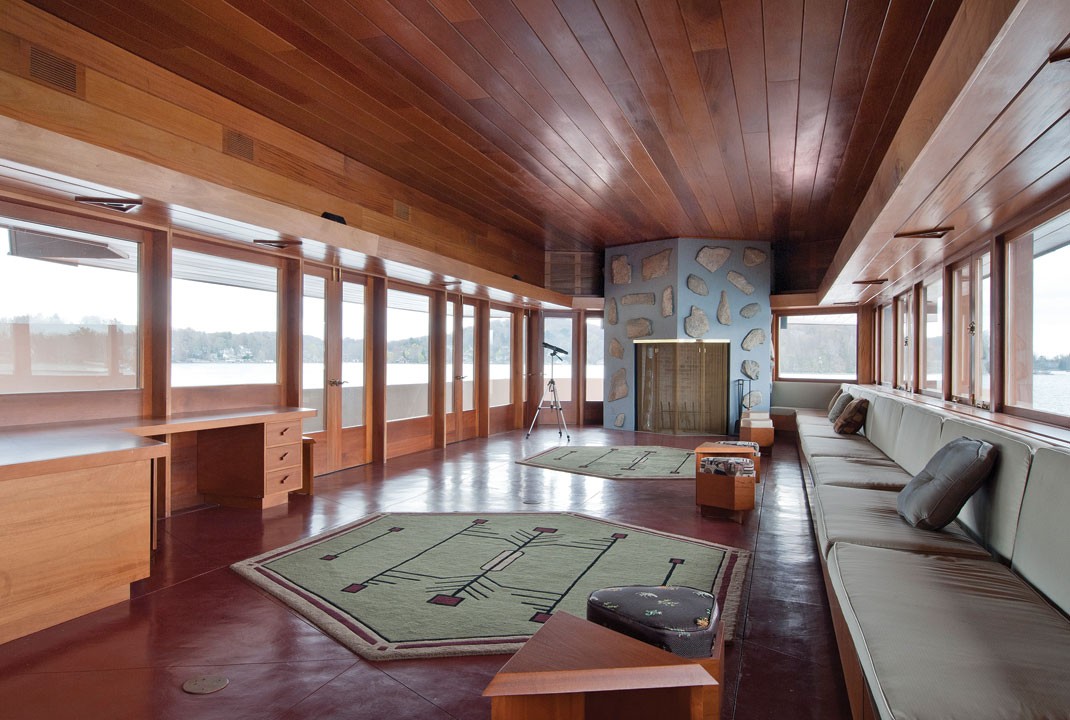A 28-foot cantilevered slab extends southward over Lake Mahopac. The furniture and rugs are based on designs by Frank Lloyd Wright.