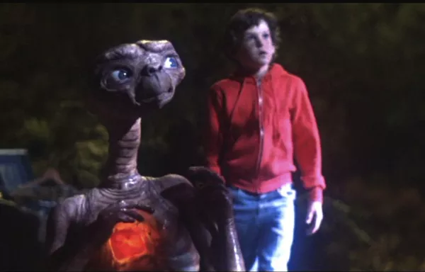 E.T. with his heart light on. - UNIVERSAL PICTURES