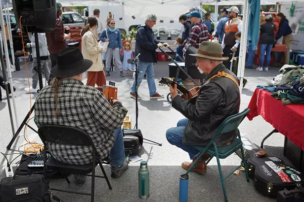 The Bunkhouse Boys, Mark Sagar and Rodger Weiss, performing at the Rhinebeck Farmers’ Market - DAVID MCINTYRE