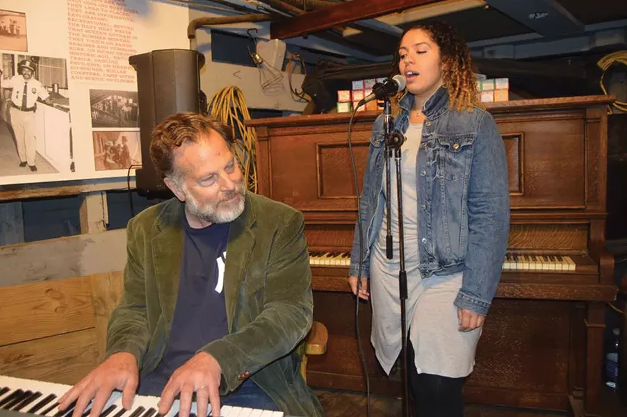 Peter Wetzler and Eleni Reyes performing on the barge Pennsy 399 (Gloria Waslyn).