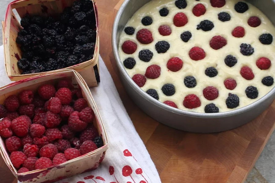 raspberry_buttermilk_cake_3686964489_.jpg