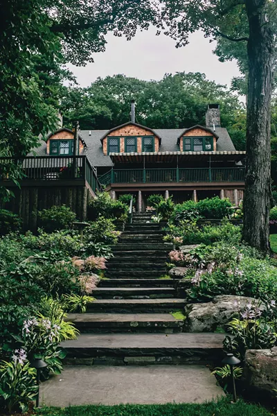 The front walkway up to the Deer Mountain Inn.