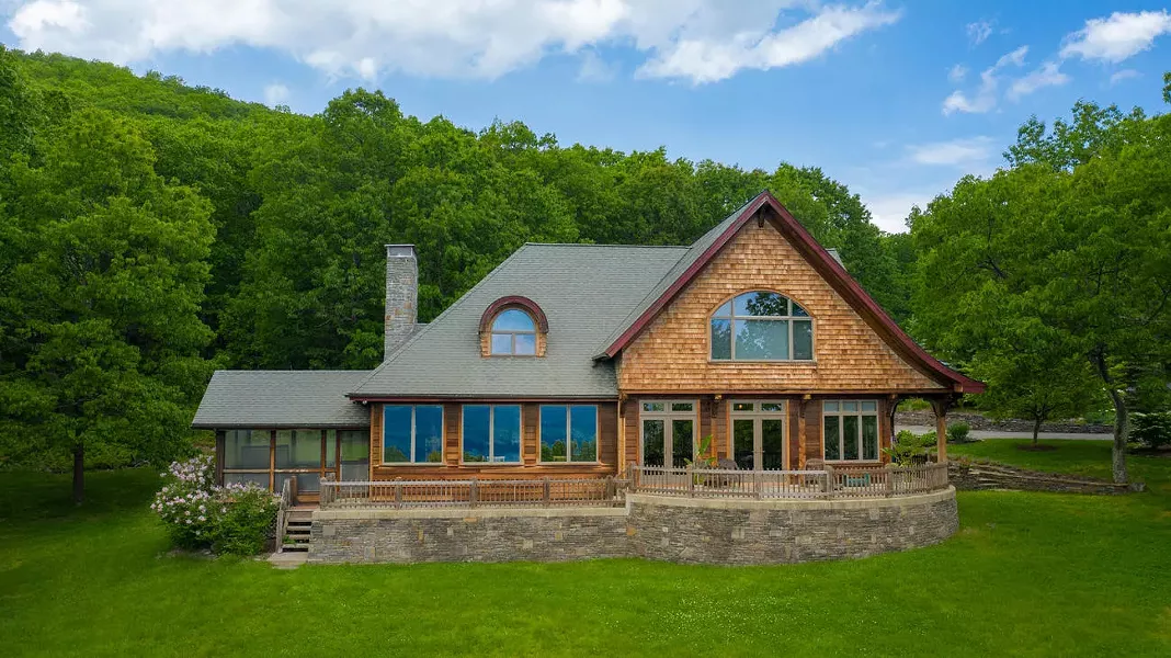 PHOTOS COURTESY OF HUDSON VIRTUAL TOURS LLC.