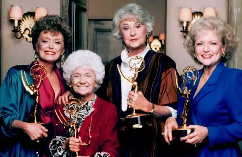 Betty White (pierwsza z prawej) z obsadą The Golden Girls — zdjęcie: przesłane przez FATHOM EVENTS