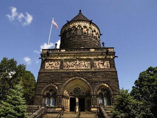 James_A._Garfield_Monument.jpg