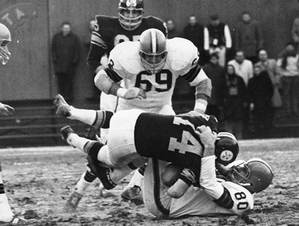 12 Vintage Photos of the Browns Crushing the Steelers 