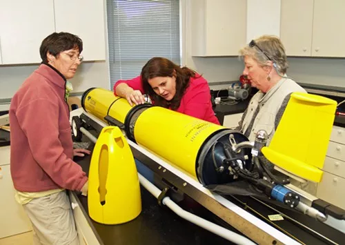 Catherine Edwards (center) describes the workings of a glider to Mary Sweeney-Reeves (l) and Mare Timmons.