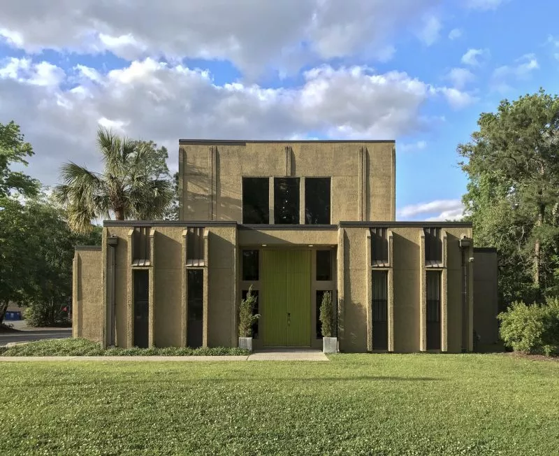 Laney Contemporary's lawn is the perfect setting for a socially distanced reception. Photo by Kevin Cooley