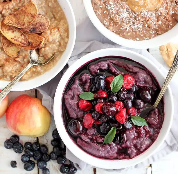 The Savannah Oatmeal Company offers three sumptuous flavors: apple cinnamon, blueberry and, the most popular, dark chocolate peanut butter. Each flavor has its own distinct health benefits that set it apart from the others.