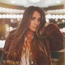 Lainey Wilson brings her songwriting skills to Savannah.