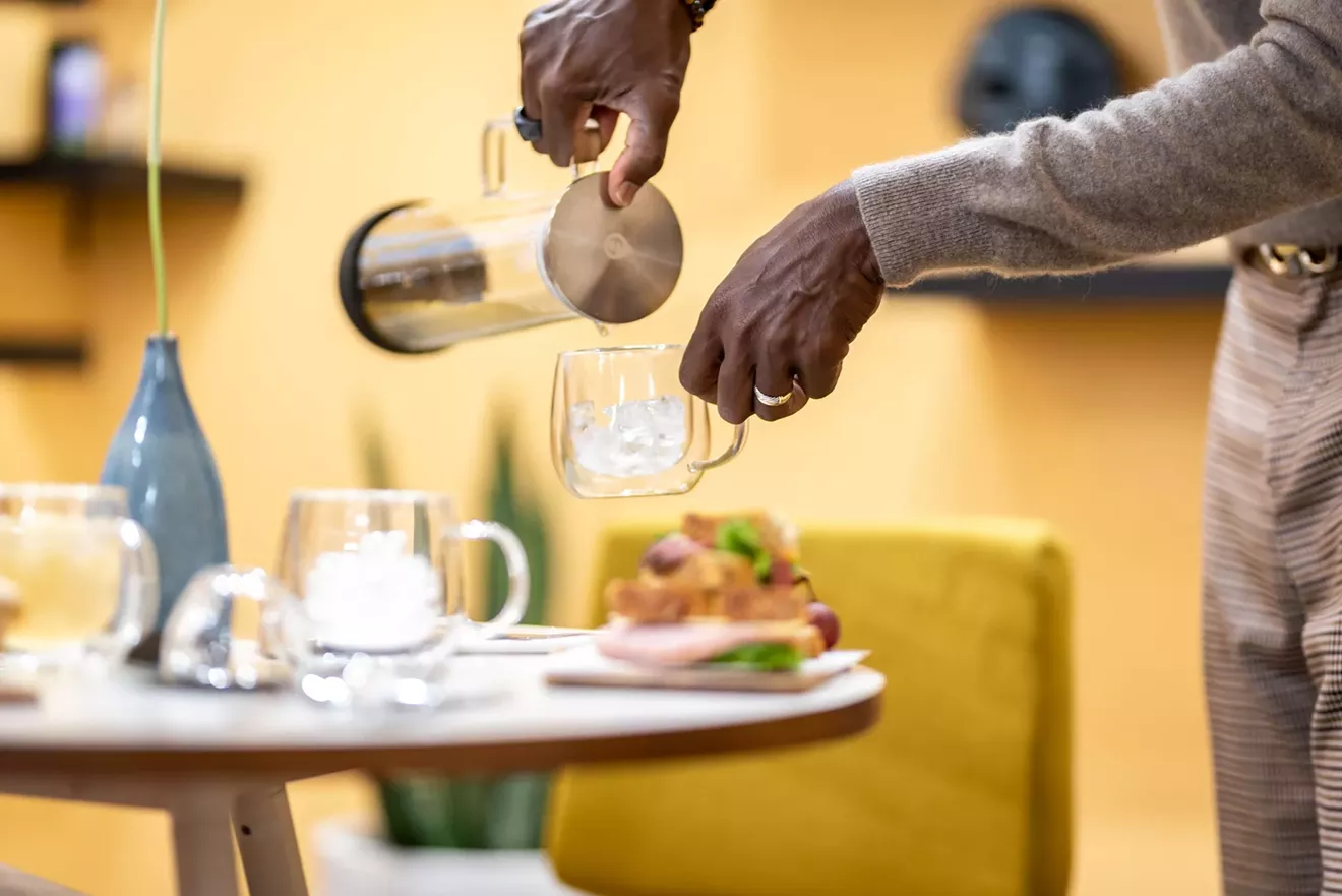 'Slow down, breathe, and be in the moment' at Ashford Tea Company's Poet-Tea event | Culture | Savannah News, Events, Restaurants, Music - Vimarsana News