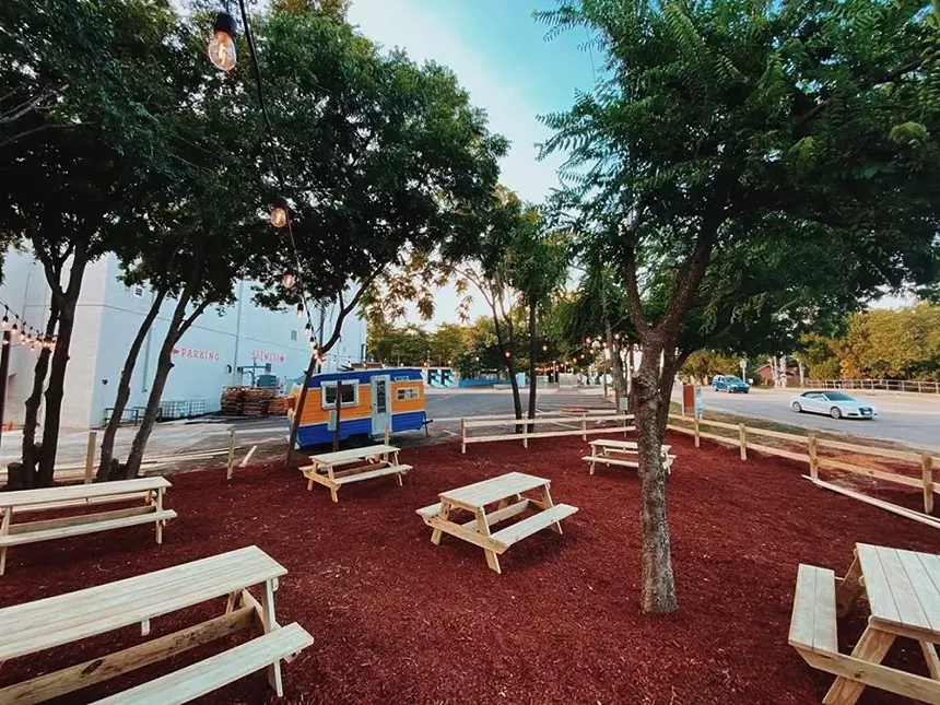 Der Innenhof des Oak Cliff Brewing - MIT FREUNDLICHER GENEHMIGUNG VON OAK CLIFF BREWING