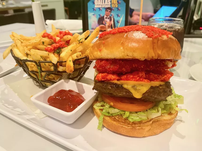 Le burger Flamin' Hot Cheetos de Sugar Factory est accompagné d'un bloc de fromage Monterey Jack en croûte de Cheetos.  - LAUREN DREWES DANIELS