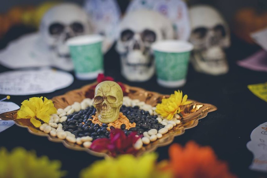 Offerings to the dead on the Día de los Muertos.  - BRECKERSTELLEN