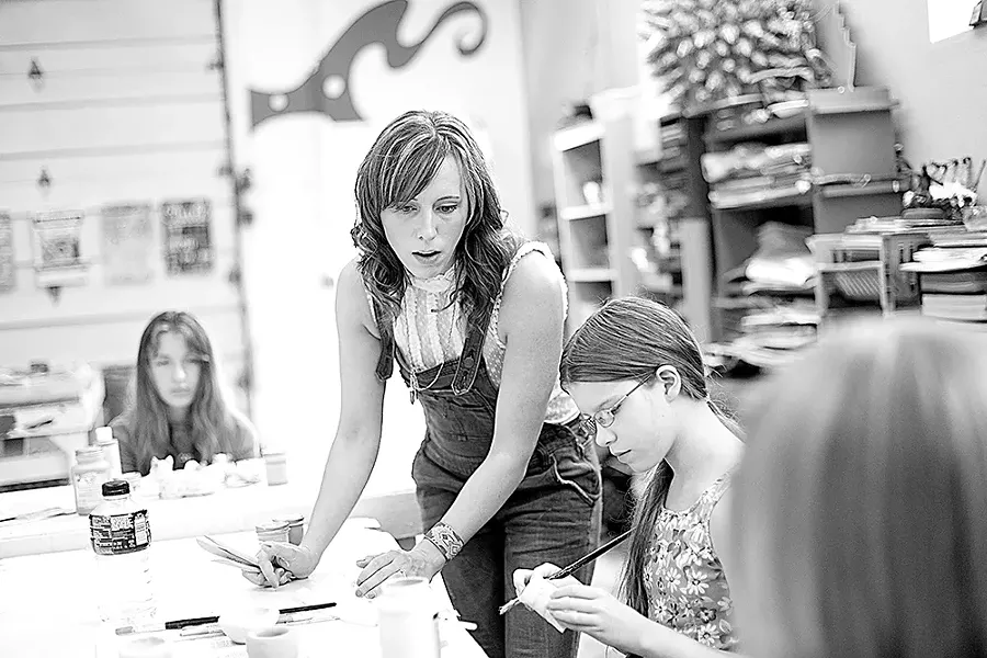 Arts on the Edge Program Director Jeni Riplinger-Hegsted, center, helps student Mayre Hitchcock. |young kwak photo