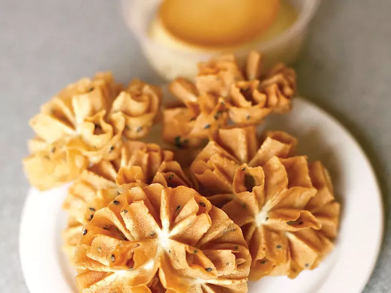Somkhit Buerger’s Thai water lily flower crackers and coconut flan - YOUNG KWAK