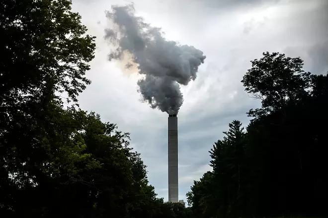 A power plant in Cheshire, Ohio, Aug. 21, 2018. A new study in the journal Environmental Science & Technology Letters found that outdoor air pollution reduces the average life expectancy at birth by one year, worldwide. - MADDIE MCGARVEY/THE NEW YORK TIMES