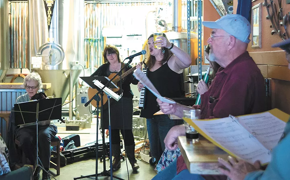 Sarah Graham leads the Beer Choir - TARYN PHANEUF