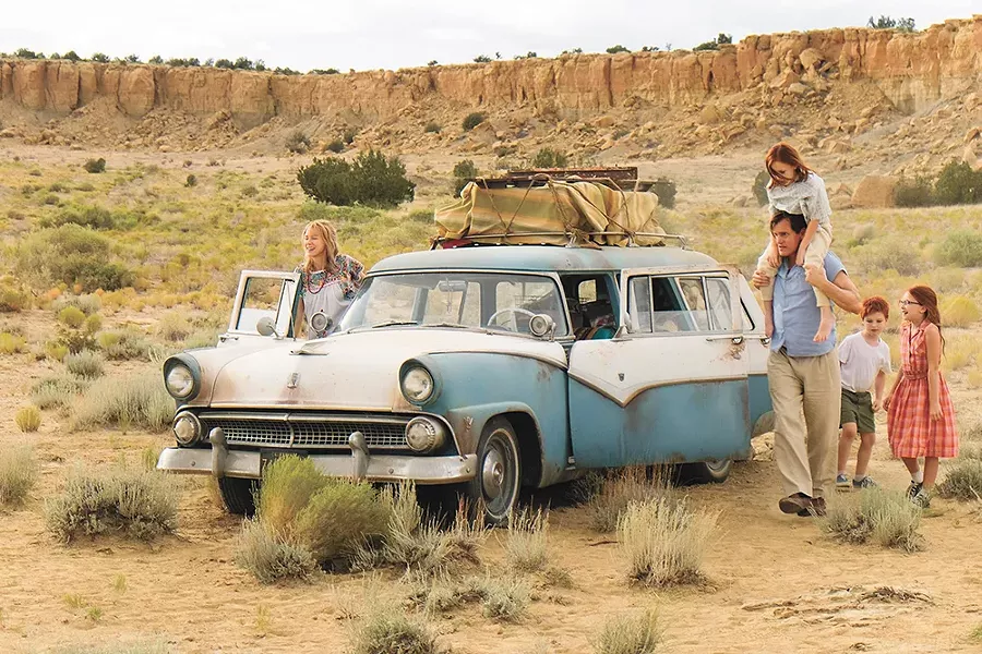 In The Glass Castle, calling Woody Harrelson and Naomi Watts' parenting methods nontraditional would be an understatement.