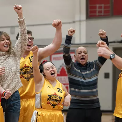 While well-intentioned, Champions is an empty American remake of the Spanish comedy about a basketball coach for mentally disabled adults