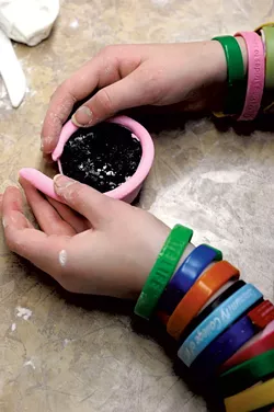 Wrapping a cupcake in fondant - JEB WALLACE-BRODEUR
