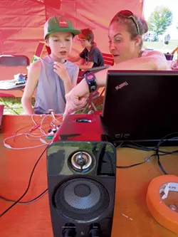 DeLaBruere's Maker Faire booth - MATTHEW THORSEN