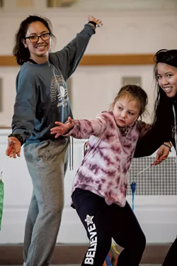 Delaney Johnson with UVM dance students Claire Smith and Lia Ivanick - SAM SIMON