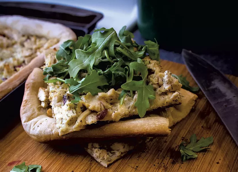 Chicken salad pizza with arugula - SAM SIMON