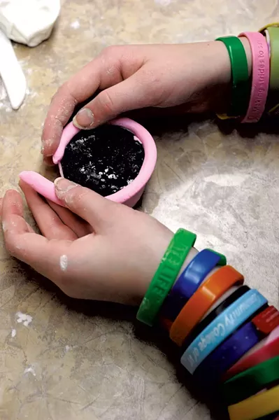 Wrapping a cupcake in fondant - JEB WALLACE-BRODEUR