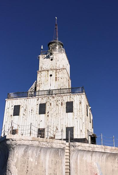 Dear Nicole Curtis, please remodel this dirt cheap lighthouse residence