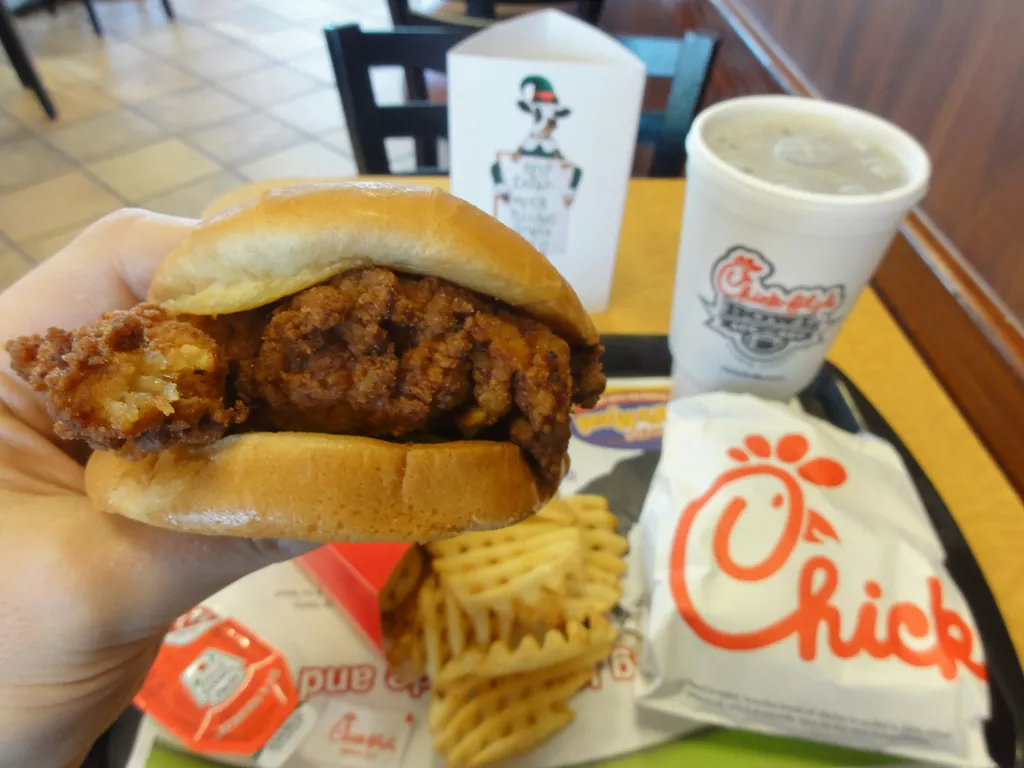 From The Blog The chart below will help you determine the calorie content of all your favorite Chick-Fil-A menu items. Simply find your chosen Chick-Fil-A item and see the calorie amount per 1 item listed by its side.