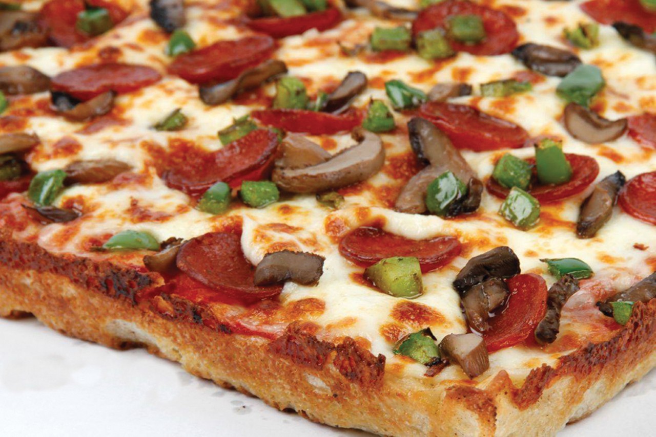 Сколько жарить пиццу. Квадратная пицца. Пицца прямоугольная. Огромная прямоугольная пицца. Пицца большая квадратная.